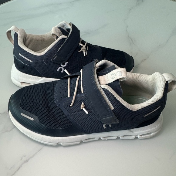 On Cloud Navy Velcro Size 2Y - Picture 6 of 7